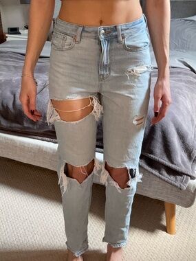 Light Wash Distressed Mid-Rise Women’s Jeans